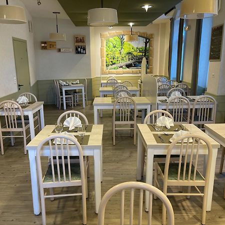 Logis Hotel Restaurant Cazes Arazat Laissac エクステリア 写真