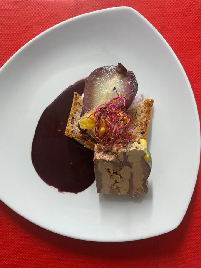Logis Hotel Restaurant Cazes Arazat Laissac エクステリア 写真