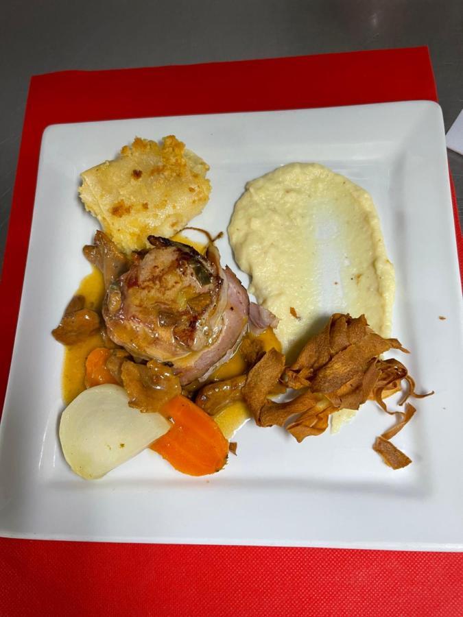Logis Hotel Restaurant Cazes Arazat Laissac エクステリア 写真
