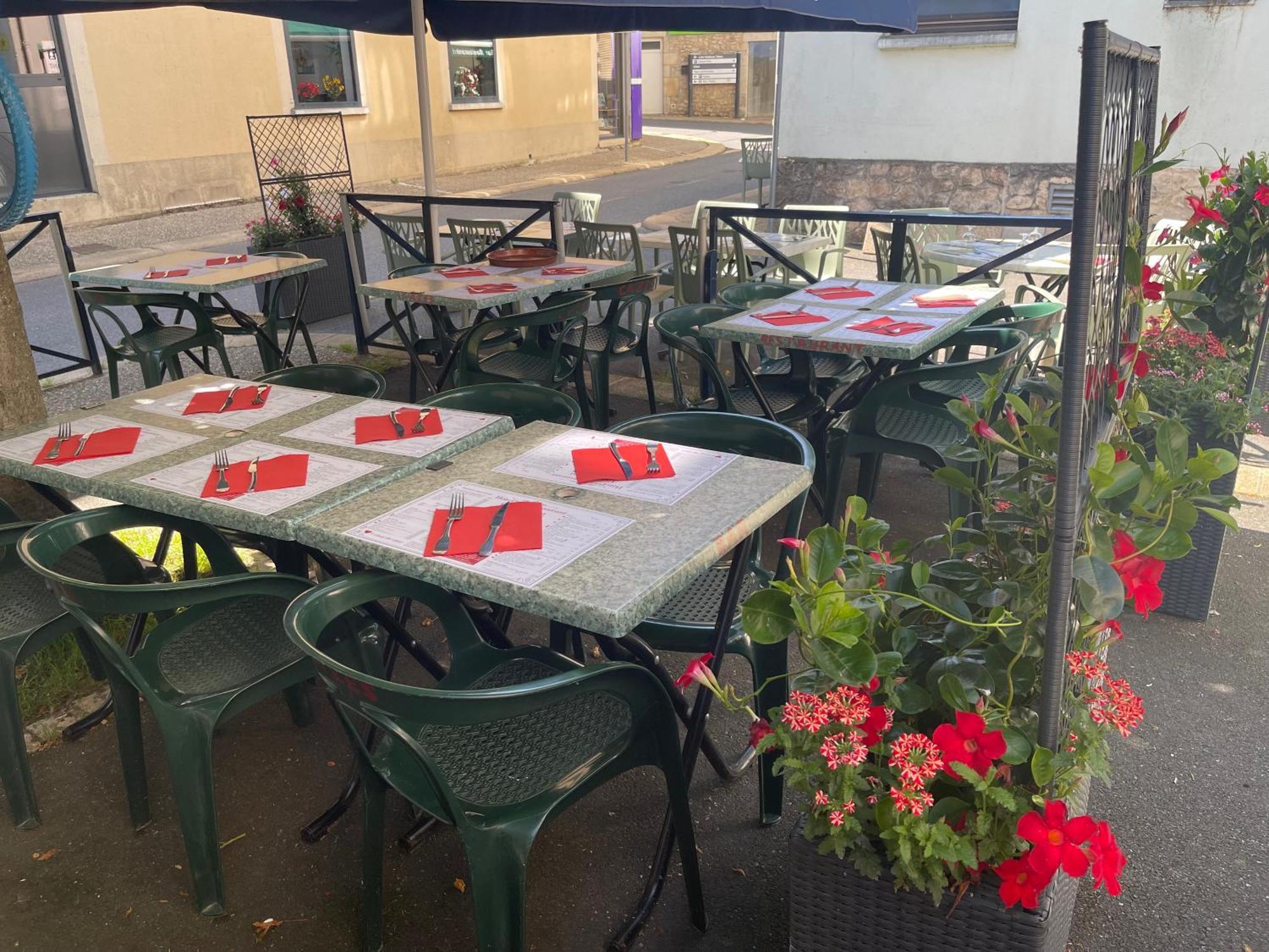 Logis Hotel Restaurant Cazes Arazat Laissac エクステリア 写真