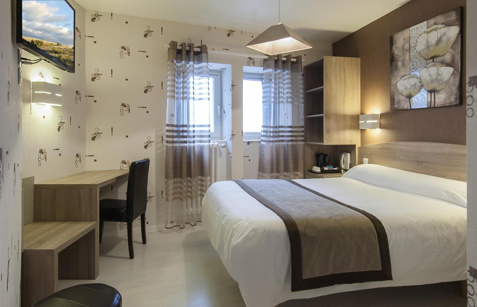 Logis Hotel Restaurant Cazes Arazat Laissac エクステリア 写真