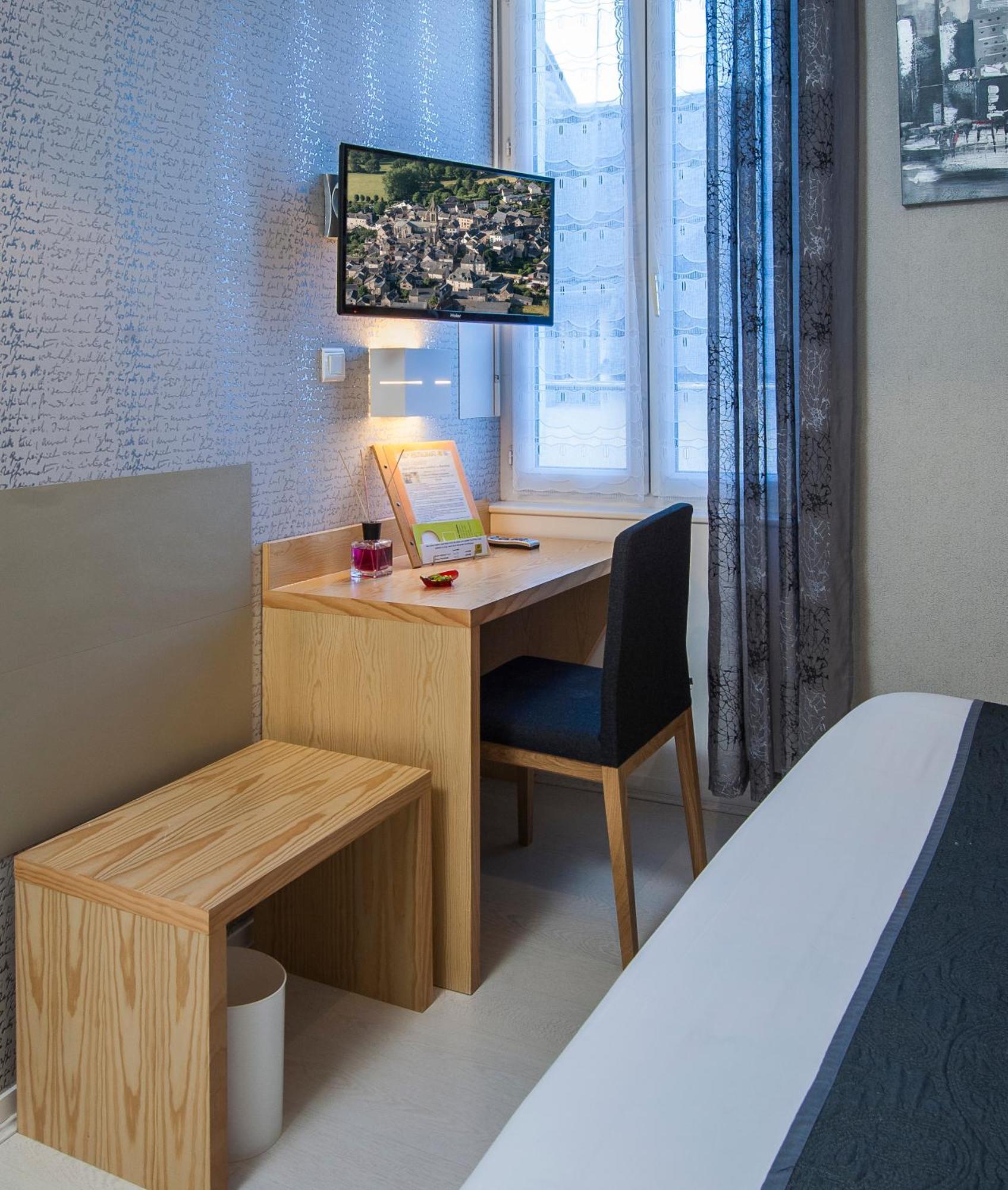 Logis Hotel Restaurant Cazes Arazat Laissac エクステリア 写真