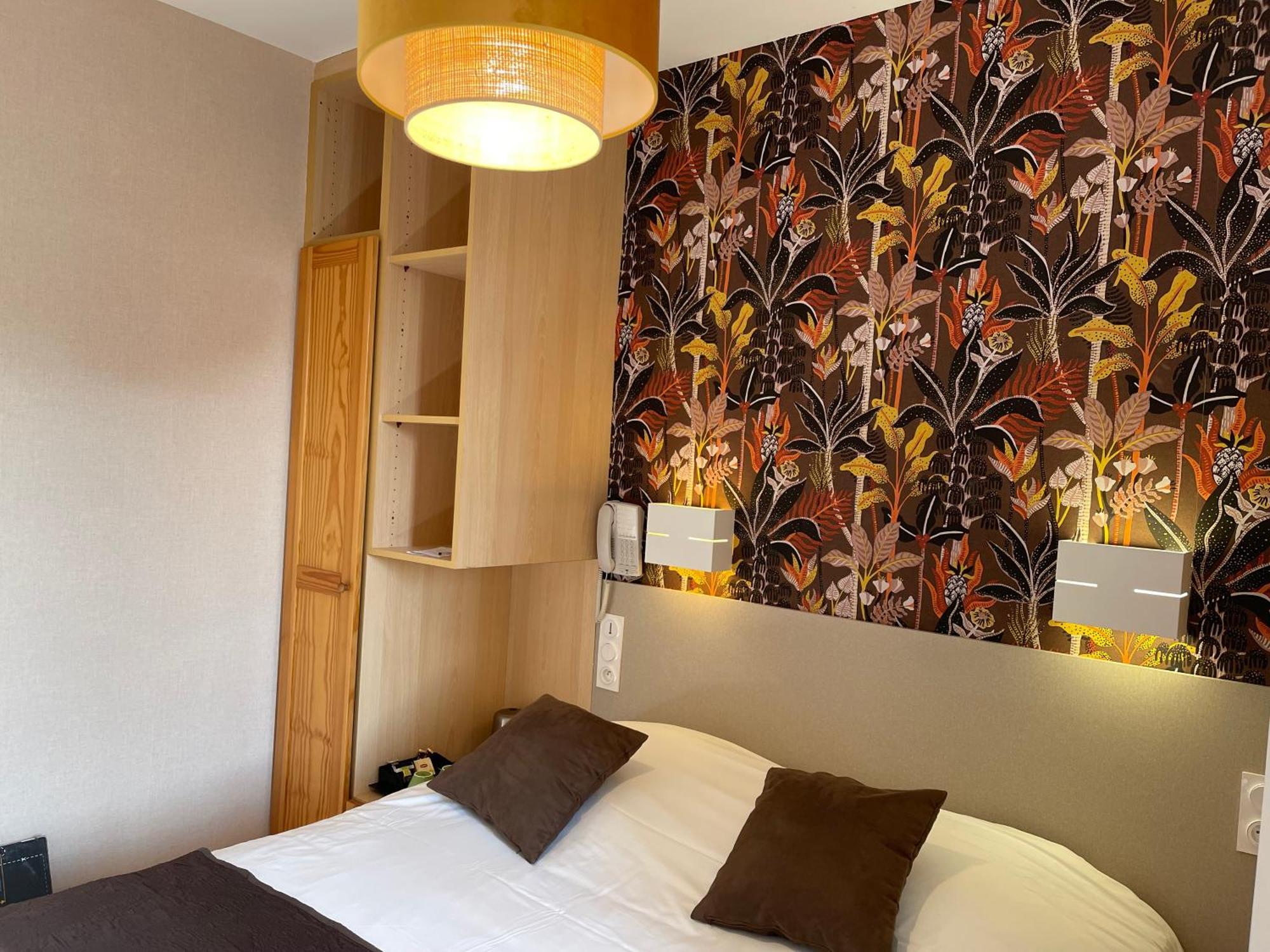 Logis Hotel Restaurant Cazes Arazat Laissac エクステリア 写真