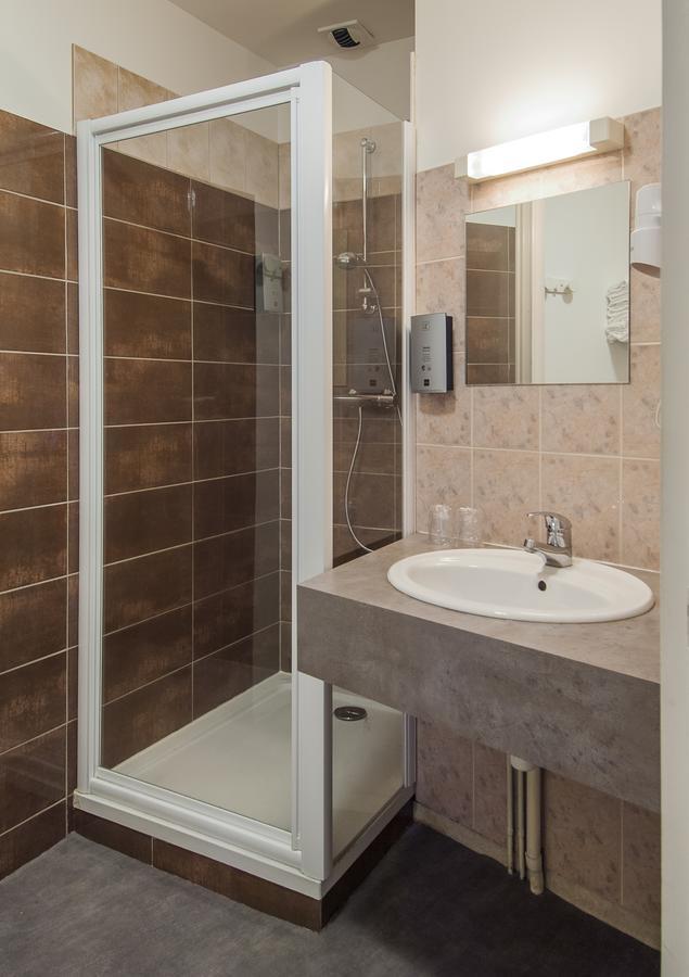 Logis Hotel Restaurant Cazes Arazat Laissac エクステリア 写真