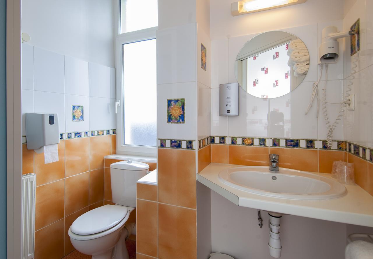 Logis Hotel Restaurant Cazes Arazat Laissac エクステリア 写真