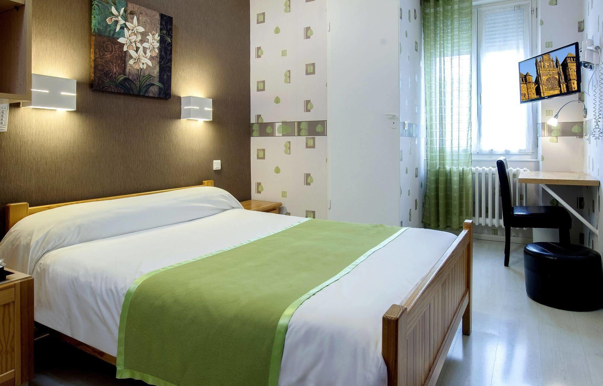 Logis Hotel Restaurant Cazes Arazat Laissac エクステリア 写真
