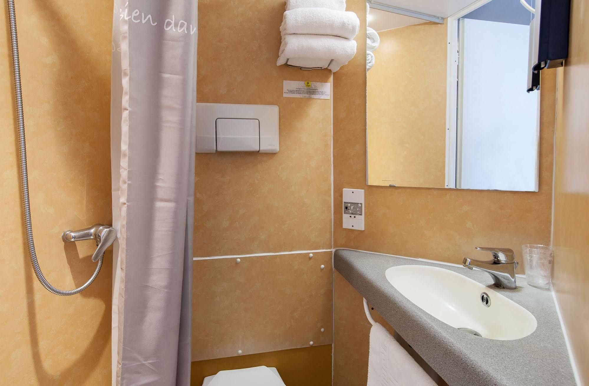 Logis Hotel Restaurant Cazes Arazat Laissac エクステリア 写真