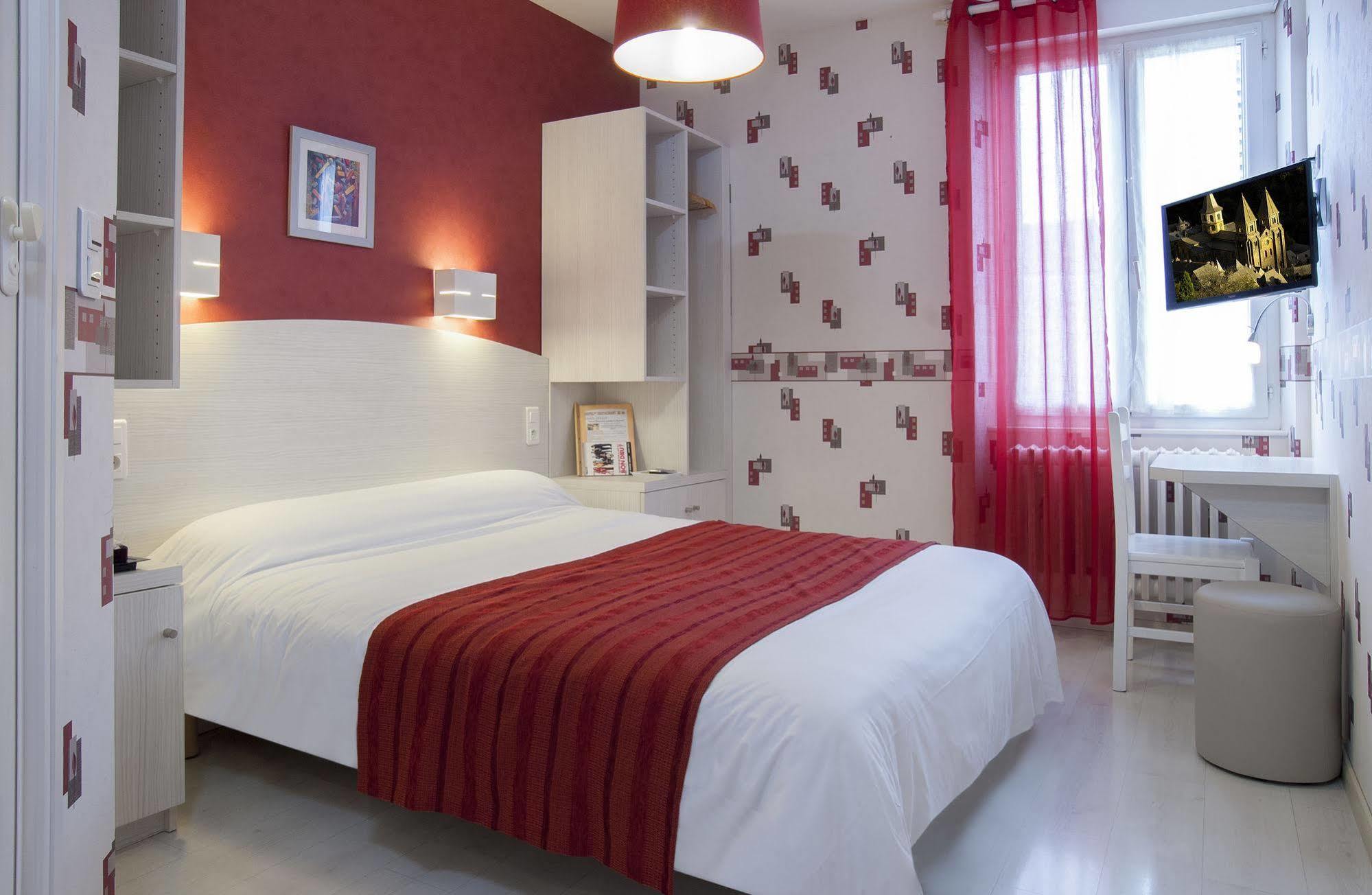 Logis Hotel Restaurant Cazes Arazat Laissac エクステリア 写真