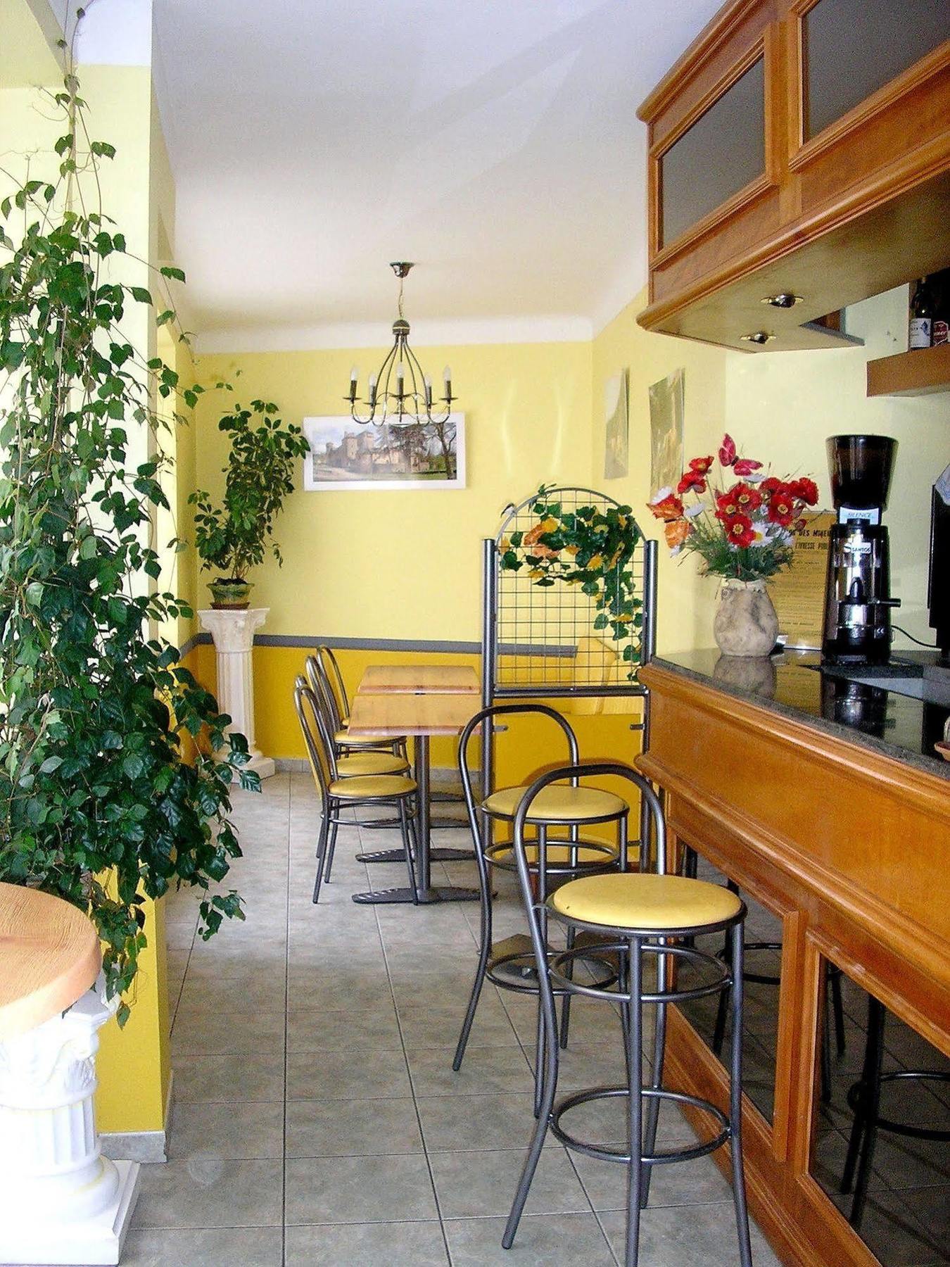 Logis Hotel Restaurant Cazes Arazat Laissac エクステリア 写真