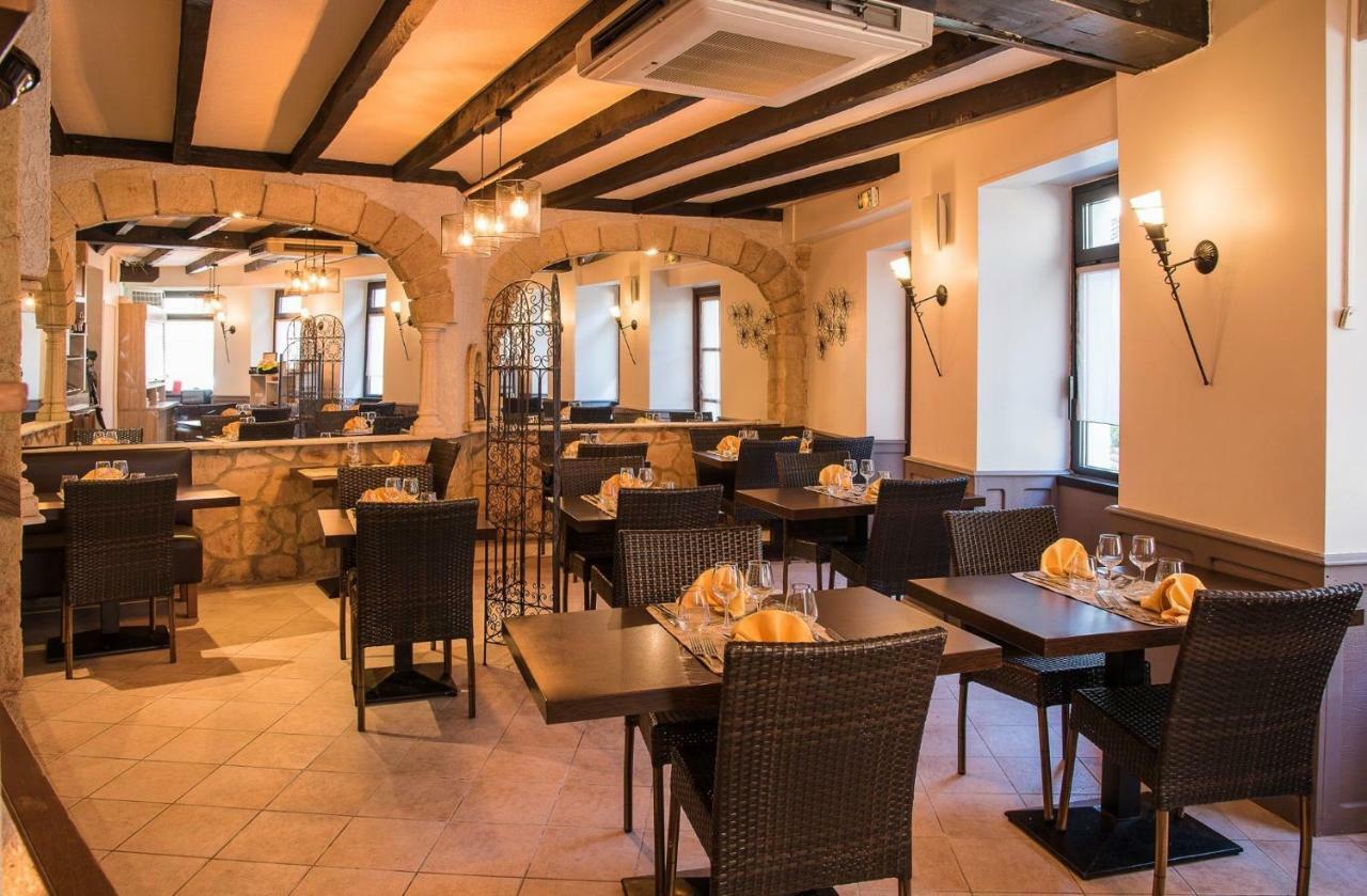 Logis Hotel Restaurant Cazes Arazat Laissac エクステリア 写真