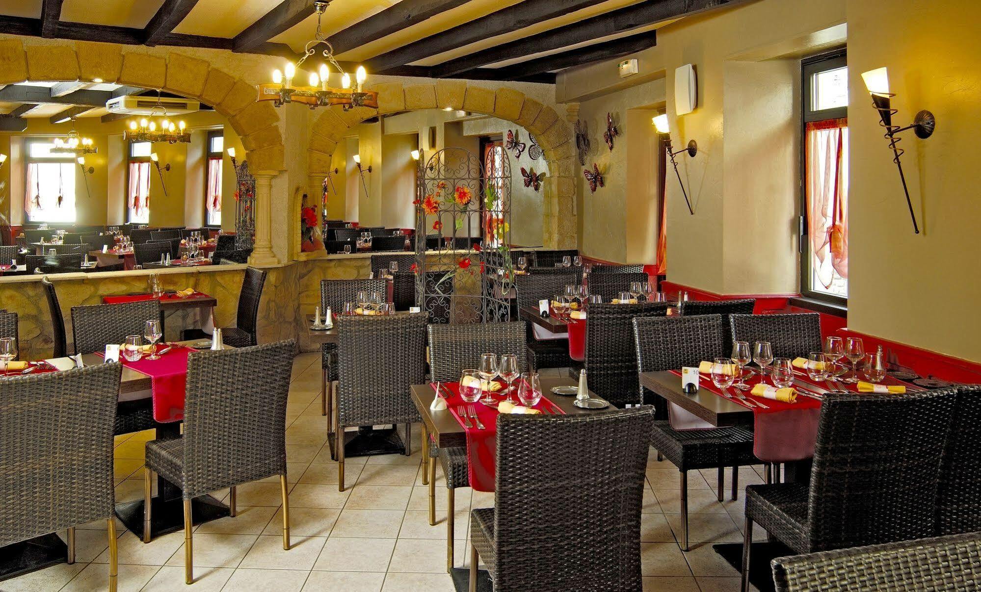 Logis Hotel Restaurant Cazes Arazat Laissac エクステリア 写真